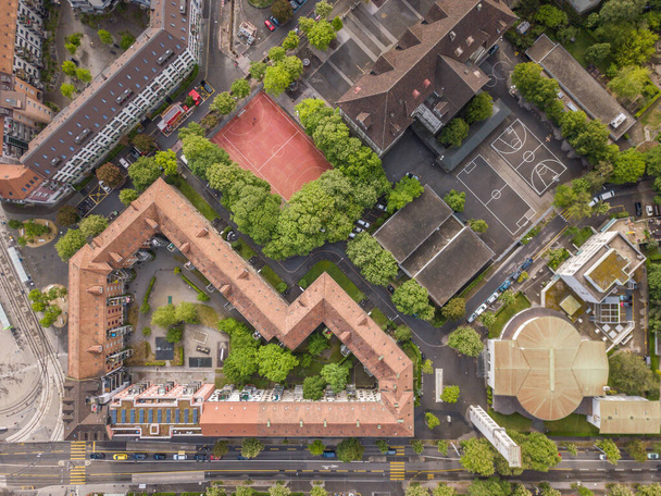 Légi kilátás épületek és városi városkép utcák fölött. Gyönyörű tető a városi lakásban. Zürich város Svájcban Európában felülről. - Fotó, kép