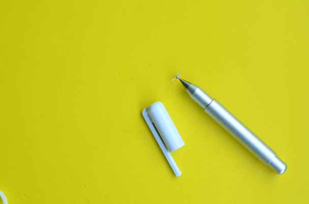 pohled shora na pero stylus na žlutém pozadí - Fotografie, Obrázek