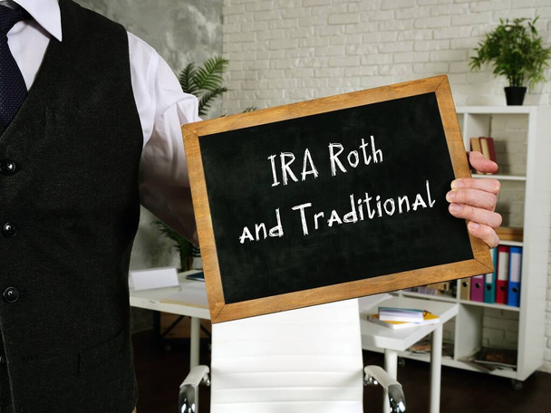 Financieel concept betekent IRA Roth en Traditioneel met inscriptie op de pagina. - Foto, afbeelding