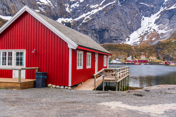 Vistas panorámicas de las casas lindas pueblo noruego
 - Foto, imagen