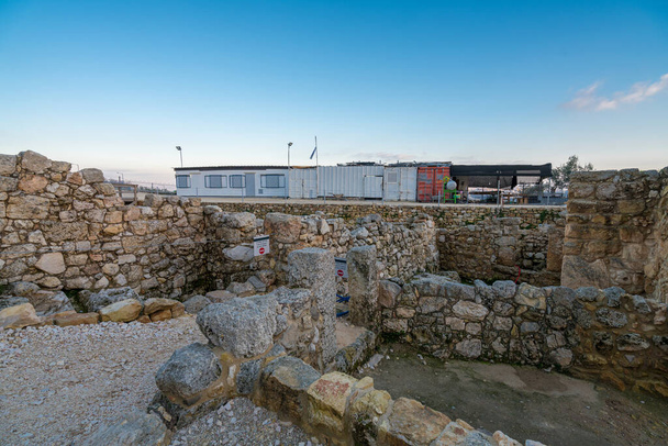 Ruines de la ville hellénistique et du château croisé autour de la tombe du prophète Samuel (Nebi Samwil / Kever Shmuel ha-Nevi), Jérusalem, Israël
 - Photo, image