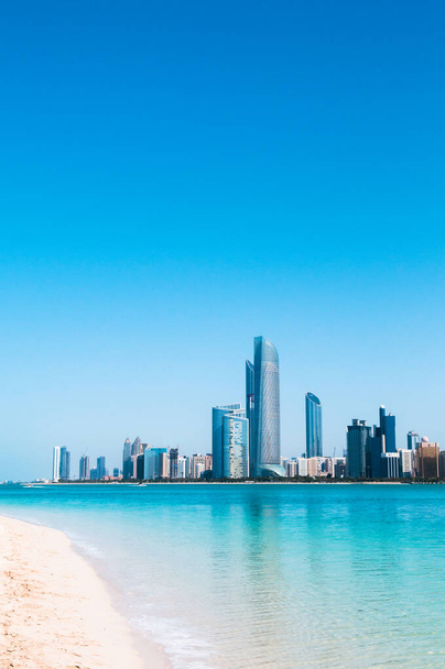 Abu Dhabi linia nieba i sceny miasta z białym piaskiem plaży na wyspie marina - Zdjęcie, obraz