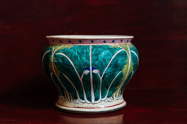 Bunte Kohl-Muster bemalt China Geschirr, Old vintage chinesischen Porzellanvase - Foto, Bild