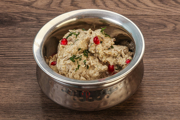 Vagan dieta cusina berenjena mutabal con semillas de granate - Foto, imagen