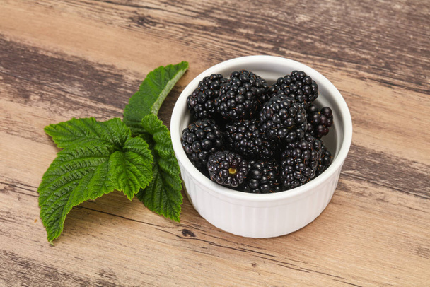 Сладкий вкусный спелый Blackberry кучу с листом - Фото, изображение