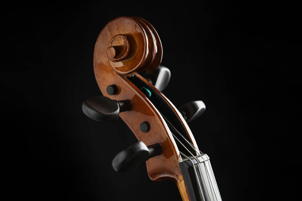 Красивая скрипка на черном фоне, вид крупным планом
 - Фото, изображение