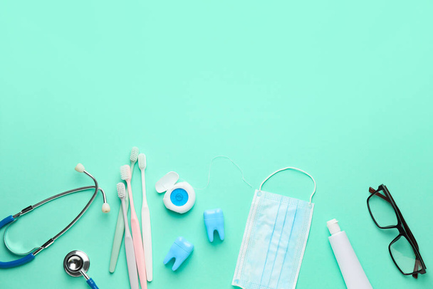 Комплект для гигиены полости рта со стетоскопом и медицинской маской на цветном фоне
 - Фото, изображение