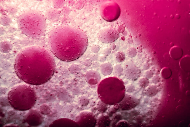 "Vergrößerung der violetten Zellblasen. Evolution und Wachstum in der Mikrobiologie als Konzept der Makrofotografie für Wissenschaft und Bildung. Vollständiger Hintergrund." - Foto, Bild