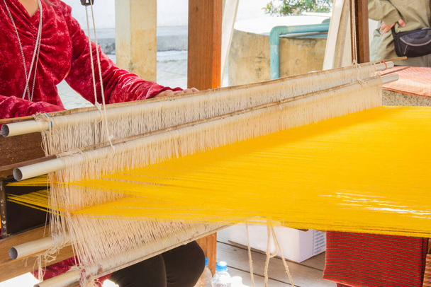 Традиционное ручное ткачество в Таиланде
 - Фото, изображение