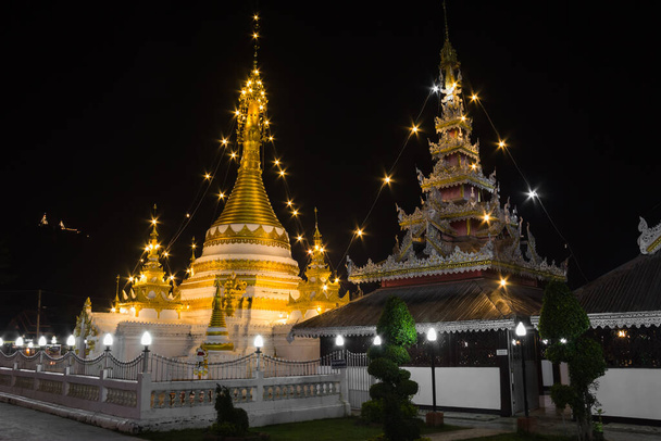 Pagoda biała Wat Chong Klang i Wat Chong Kham o zmierzchu. Mae Hong Son, Tajlandia - Zdjęcie, obraz