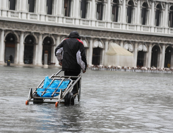 Porter avec chariot à Venise en Italie pendant les inondations
 - Photo, image