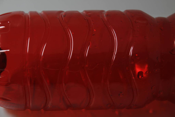 Bottiglia di plastica rossa su sfondo bianco
 - Foto, immagini