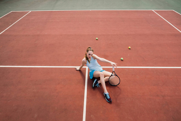 Chica sexy jugador de tenis en vestido blanco y tacones con raqueta de tenis en la cancha. Mujer joven está jugando tenis, deporte - Foto, imagen