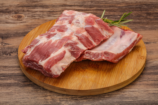 Côtes de porc cru servi romarin pour la cuisson - Photo, image