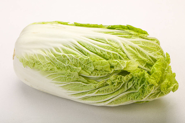Cuisine végétalienne - Chou chinois frais et savoureux vert - Photo, image