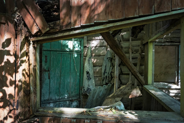 Hogar abandonado en la zona de exclusión de Chernobyl en Bielorrusia (White-Russia
) - Foto, imagen