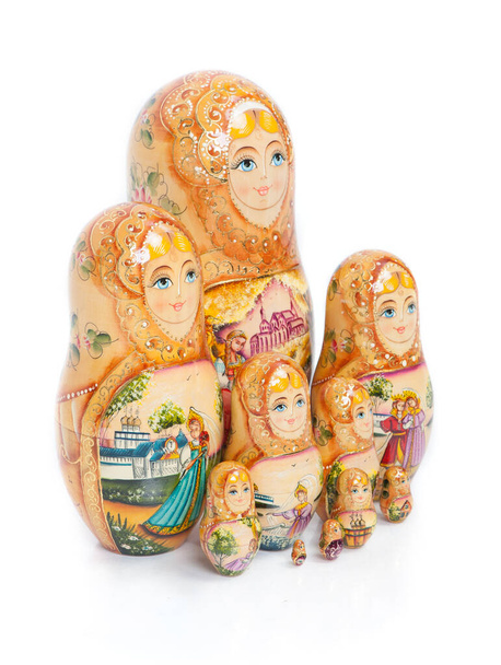 ロシアのネスティング人形のグループ(またMatrioshkaとして知られています)白い背景に隔離されました。木造人形土産. - 写真・画像