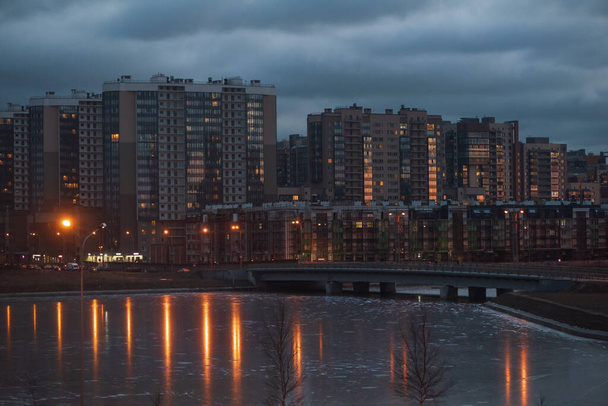 Αστικά κτίρια το σούρουπο πίσω από παγωμένο ποτάμι, Αγία Πετρούπολη, Ρωσική Ομοσπονδία - Φωτογραφία, εικόνα