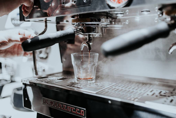 The process of making cappuccino coffee - Foto, Bild