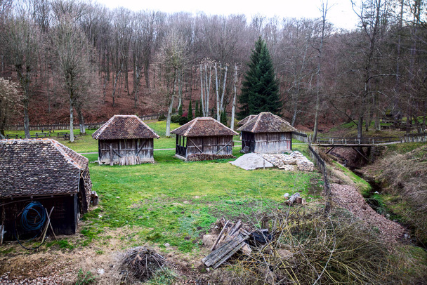 ヨーロッパ、セルビアのBrankovina村に古い木造住宅. - 写真・画像