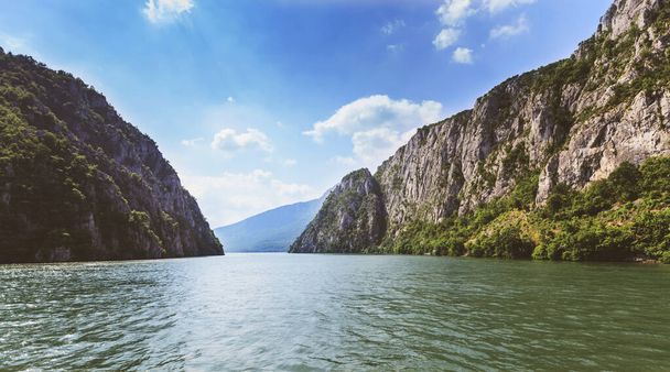 Roklina na řece Dunaj, Železná vrata, jarní přírodní krajina, ležící na východní srbské hranici s Rumunskem, Evropou - Fotografie, Obrázek