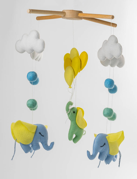 Móvel de crianças colorido e ecológico de sentido para crianças. É composto por elefante, nuvens e balões brinquedos. Feito à mão sobre fundo cinza
. - Foto, Imagem