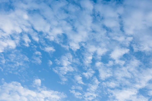 Μπλε ουρανό άσπρα σύννεφα για φόντο - Φωτογραφία, εικόνα