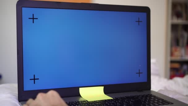 Laptop com uma tela em branco para adicionar conteúdo. Computador com display azul
 - Filmagem, Vídeo