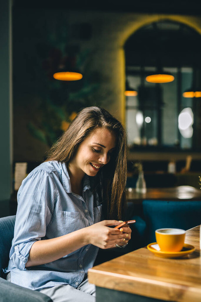 žena pomocí smartphone v jídelně a pití kávy - Fotografie, Obrázek