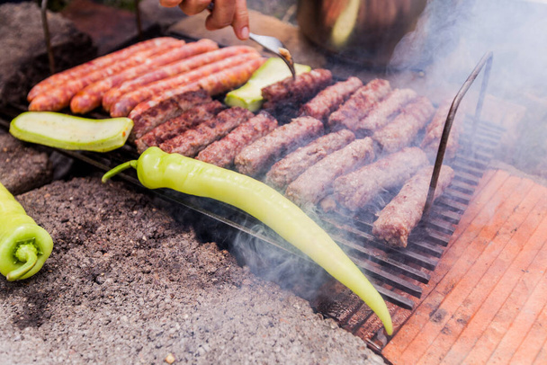 Griller la viande et le piment, Barbecue, Fête barbecue, camping food, activité de plein air
 - Photo, image