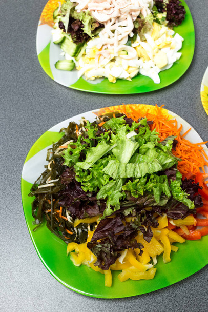 グリーンプレートにサラダを作るための成分。健康的な食事のコンセプト. - 写真・画像