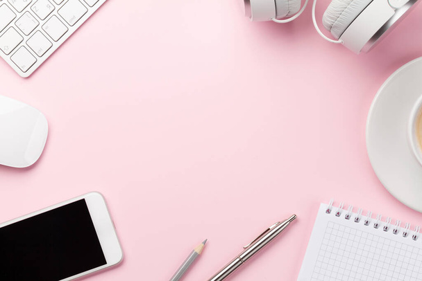 Mesa de trabalho rosa com computador, smartphone, suprimentos e café. Visão superior com espaço para o seu texto ou aplicativo. Depósito plano
 - Foto, Imagem