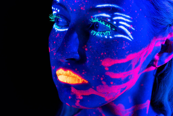 Зображення дівчини з яскравим макіяжем в неоні
 - Фото, зображення