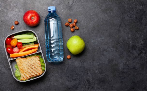 Sağlıklı beslenme çantası, üzerinde sandviç ve sebzeler var. Kopyalama alanı olan üst görünüm. Düz yatıyordu - Fotoğraf, Görsel