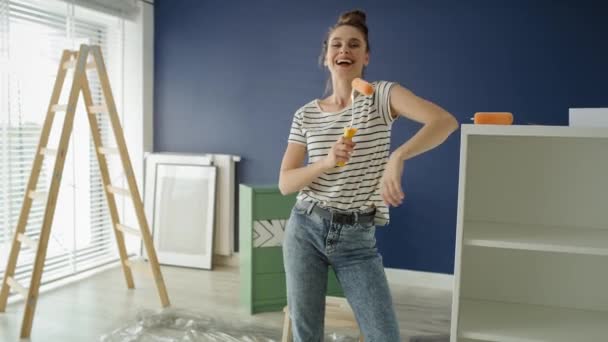 Portré videó fiatal nőről, aki kész kifesteni a szobát. Lövés RED hélium kamerával 8K-ban - Felvétel, videó