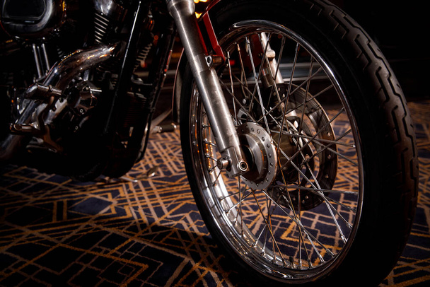 アメリカのチョッパーオートバイのフロントホイールクローズアップ. - 写真・画像