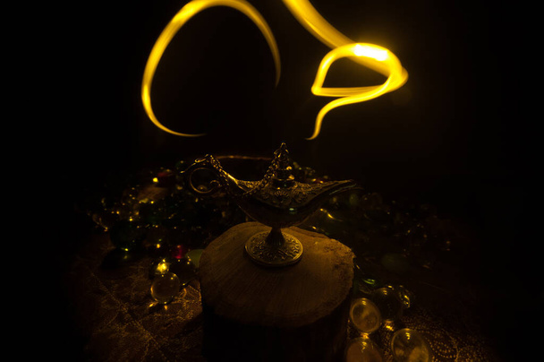 Античний Аладдін арабіанський нічний стиль масляної лампи з м'яким світлим білим димом, темний фон. "Лампа бажань" - Фото, зображення