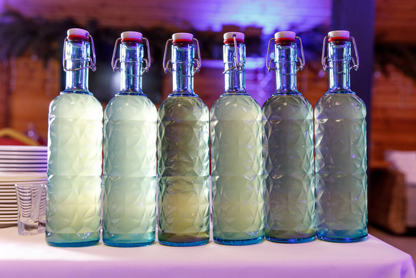 Fila de garrafas caseiras de álcool
 - Foto, Imagem