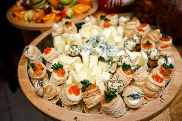 Snack al formaggio su un vassoio di legno
 - Foto, immagini