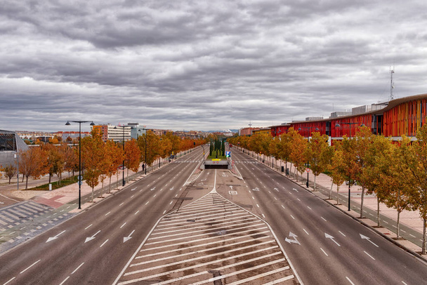 Zaragoza 'daki boş şehir yolu - Fotoğraf, Görsel