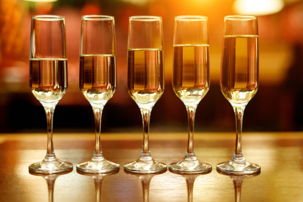 Kieliszki szampana na imprezie - Zdjęcie, obraz