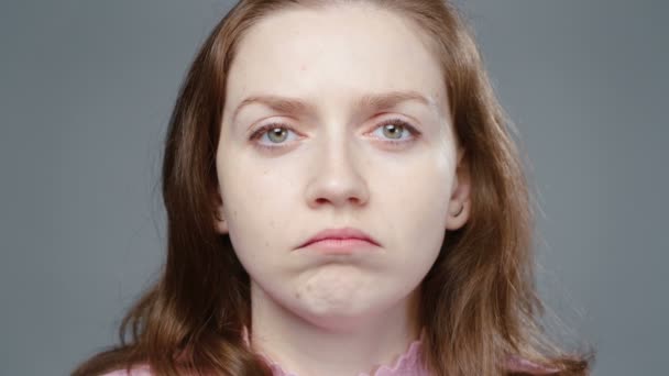 Videó szomorú nő rózsaszín garbó, portré - Felvétel, videó
