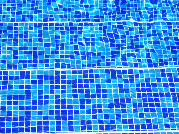 Piscina azul mosaico escaleras de baldosas
 - Foto, Imagen