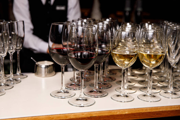 イベントケータリングの赤と白のワインとグラスの行 - 写真・画像