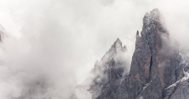 Bulutlu bir günde Odle Dağı manzarası - Val di Funes, Dolomitler - Fotoğraf, Görsel
