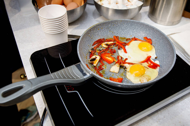 Scrambled eggs and onions on frying pan - Fotografie, Obrázek