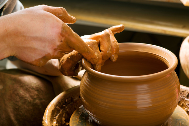 Руки гончаря, створюючи глиняну банку
 - Фото, зображення