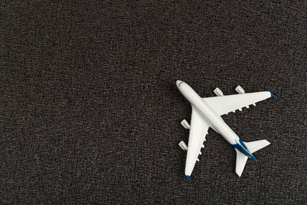 Modellflugzeug auf schwarzem Hintergrund. Ansicht von oben. Spielzeugflugzeug - Foto, Bild