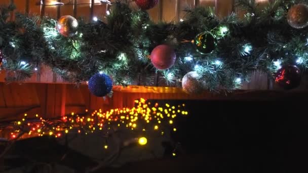 Talo koristelu jouluksi. värikkäät pallot, räpyttelevä seppele, loistavat valot - Materiaali, video