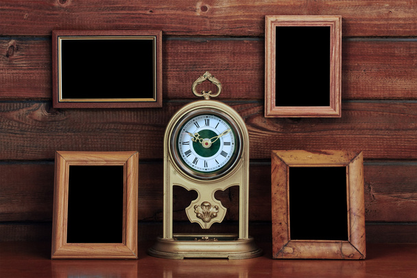 Старі фоторамки та антикварні годинники
 - Фото, зображення